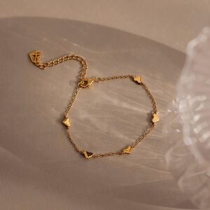 Caitlyn Minimalist Heart Station Bracelet in 18k Gold